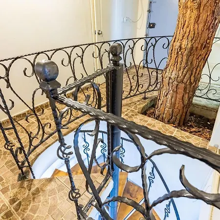 Villa Unique House With Tree Inside Near Sea In Maltepe